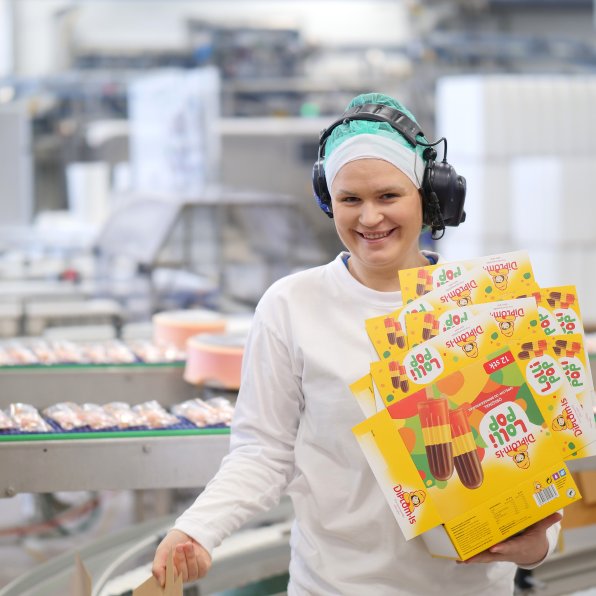 Medarbeider i produksjon