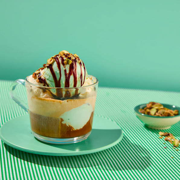 Affogato, is med kaffe og nøtter til pynt